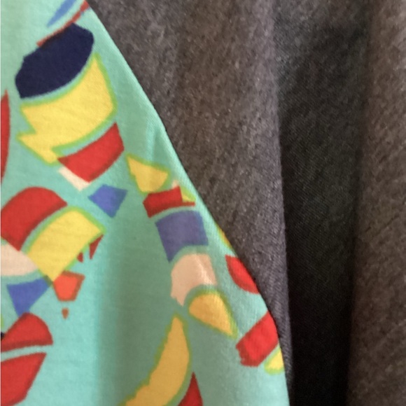 LuLaRoe Randy tee with raglan sleeves. Great shade of green! - Picture 5 of 5